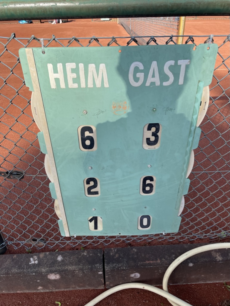 Spielstand-Tafel auf der Tennisanlage