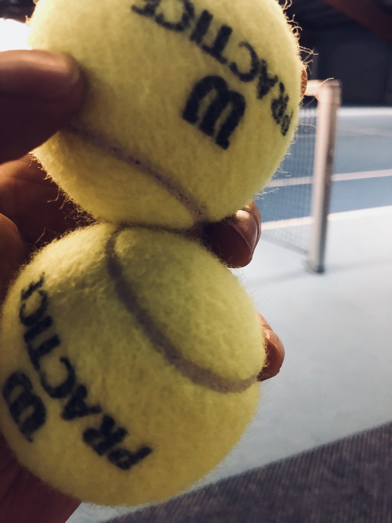 Tennisbälle in der Halle
