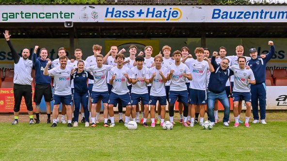 Die 1. Herren der SV Halstenbek-Rellingen mit Trainerstab und Betreuung