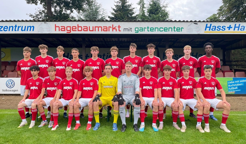 Die U23 der SV Halstenbek-Rellingen im roten Auswärtstrikot