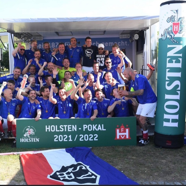 Die Ü32 der SV Halstenbek-Rellingen feiert den Holsten-Pokal 2021/2022