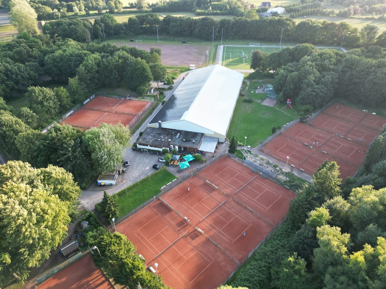 Luftaufnahme der Tennisanlage am Thesdorfer Weg mit Halle, Clubterrasse und Sandplätzen